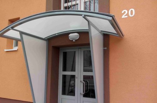 Zastřesení vchodu od panelového domu