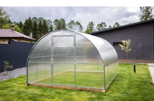 Zastřešení skleníku komůrkovým polykarbonátem